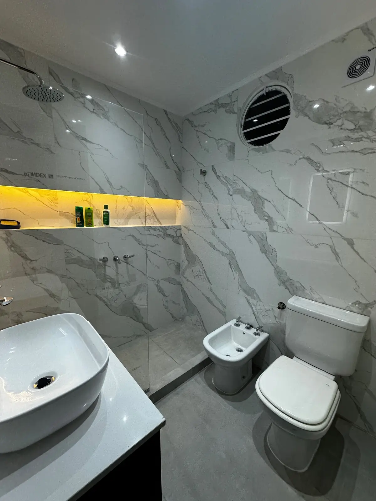 Baño Quirno — Baño en Flores (foto 1)