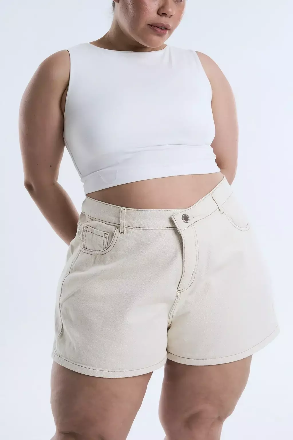 SHORT BEIGE